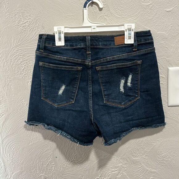 Judy Blue Camo Patch Dark Wash Denim Shorts Size Medium - Picture 4 of 5